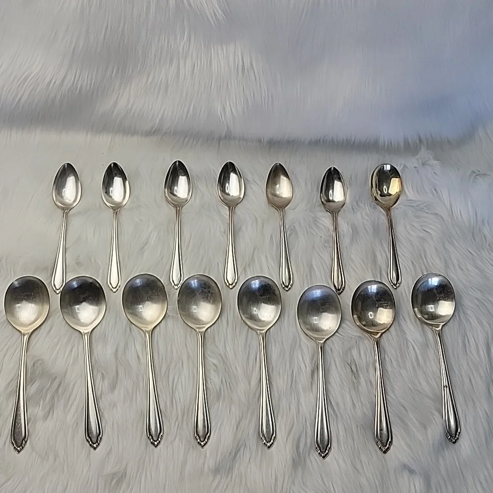 1881 ROGERS ONEIDA LTD. VTG Colchester Pattern Silver Plated Silverware Box‎ Set